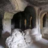 Pi� avanti le due absidi centrali sono cinte dal muretto dell�iconostasi, alto circa un metro, che in passato separava l�area destinata ai fedeli (naos) da quella dove i sacerdoti officiavano il rito (bema) circondati da icone lignee con raffigurazioni dei santi